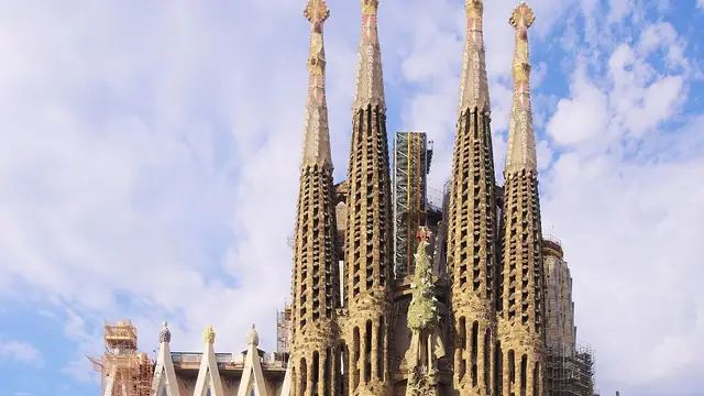 Barcelona: Onde ficar em Barcelona (2026): melhores bairros e dicas práticas. Descubra as regiões ideais para tornar sua viagem inesquecível na cidade catalã.