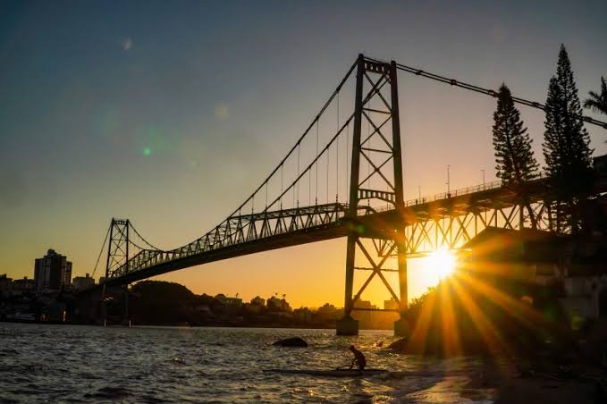 Vista da Ponte Hercílio Luz ao pôr do sol em Florianópolis - cartão postal da Ilha da Magia
