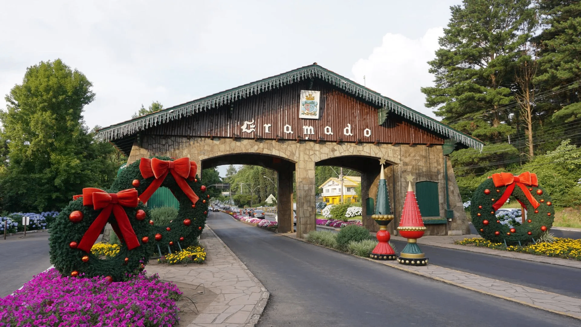 Vista de Gramado decorada para o Natal Luz com a Igreja Matriz São Pedro iluminada ao fundo