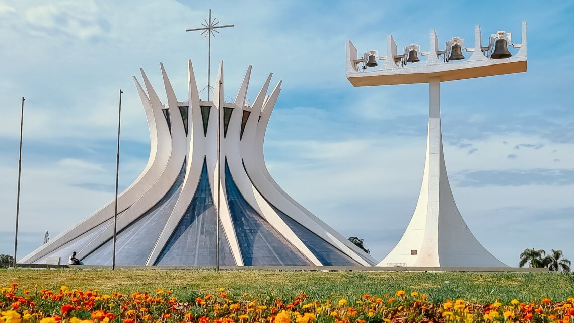 Catedral Metropolitana Nossa Senhora Aparecida em Brasília, obra icônica de Oscar Niemeyer