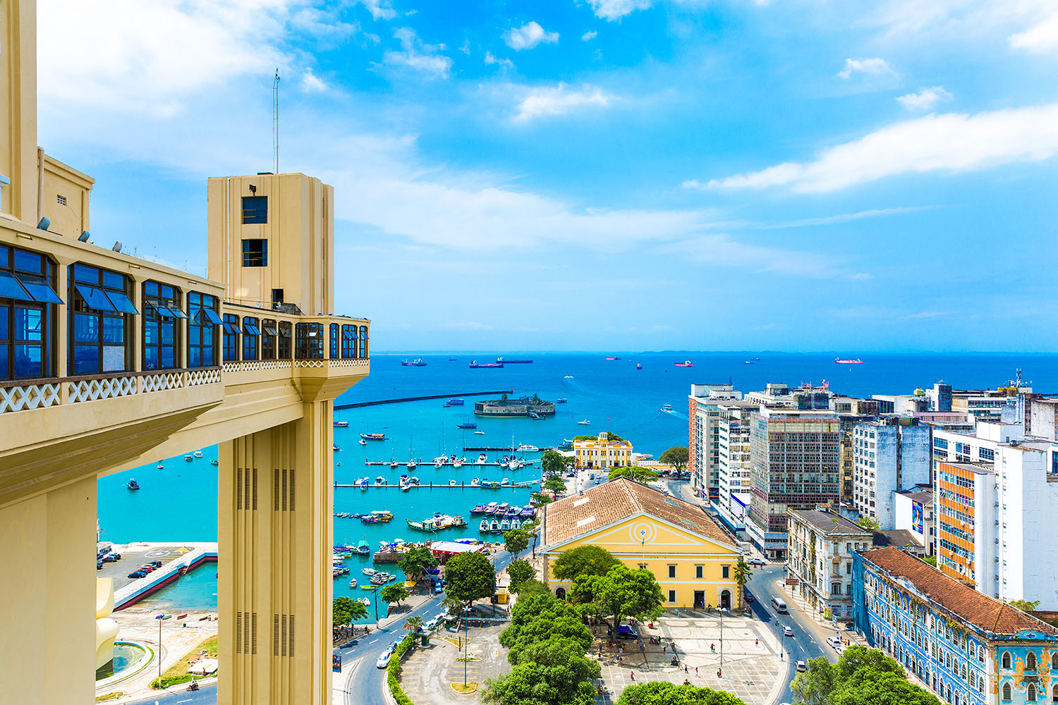Vista aérea de Salvador com o Farol da Barra e orla