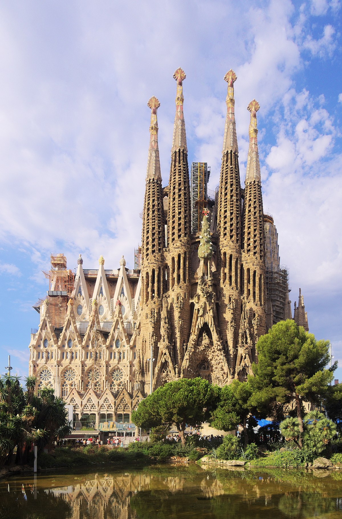 Vista panorâmica de Barcelona com a Sagrada Família e arquitetura modernista