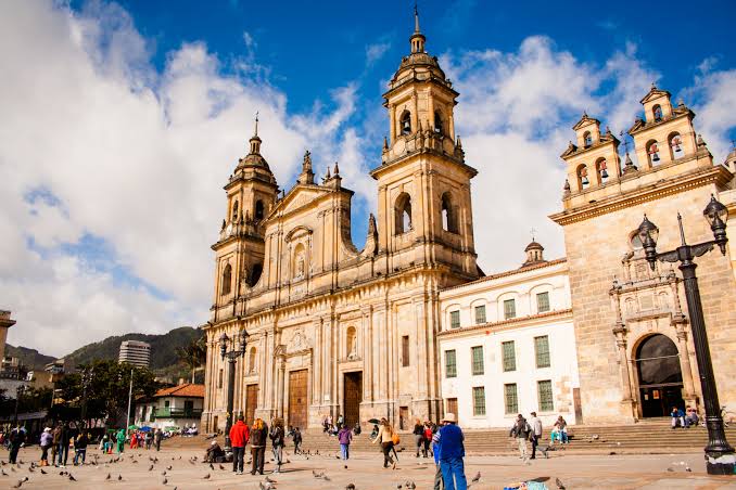 Catedral Primada na Plaza de Bolívar em Bogotá, centro histórico da capital colombiana