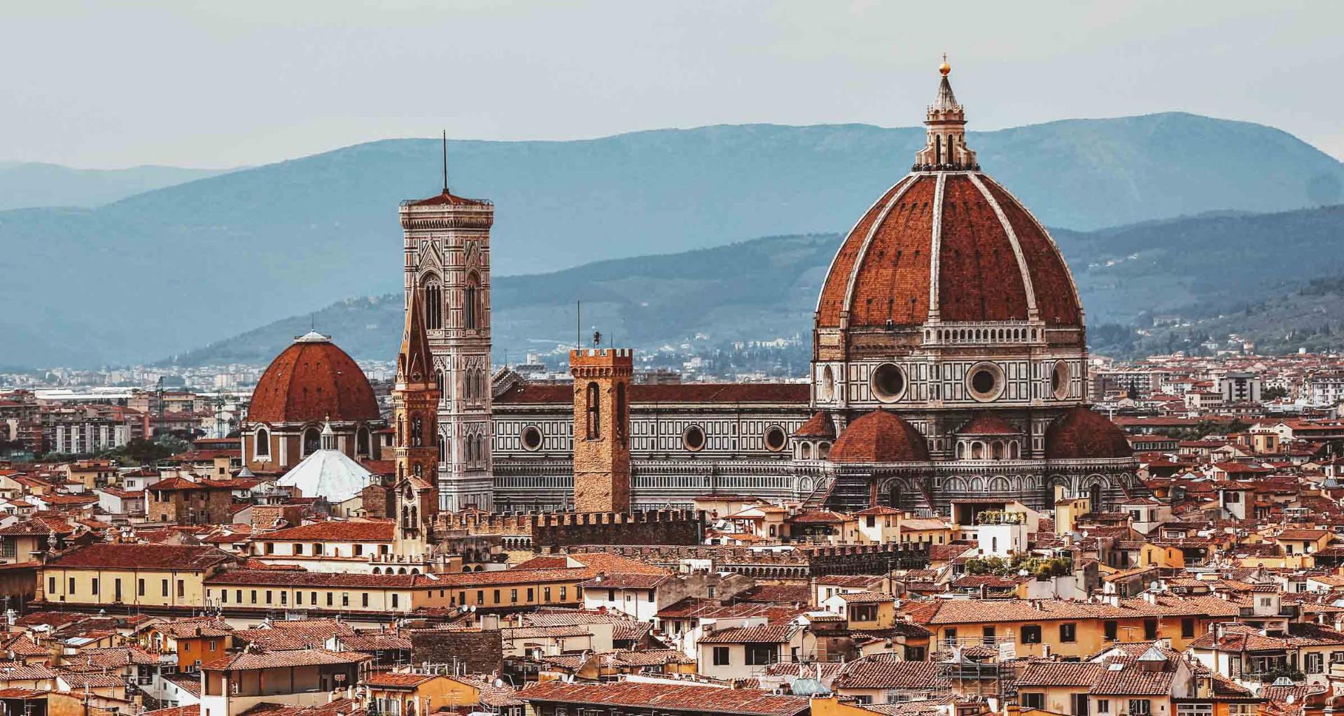 Vista panorâmica de Florença com a cúpula do Duomo e as colinas toscanas ao fundo