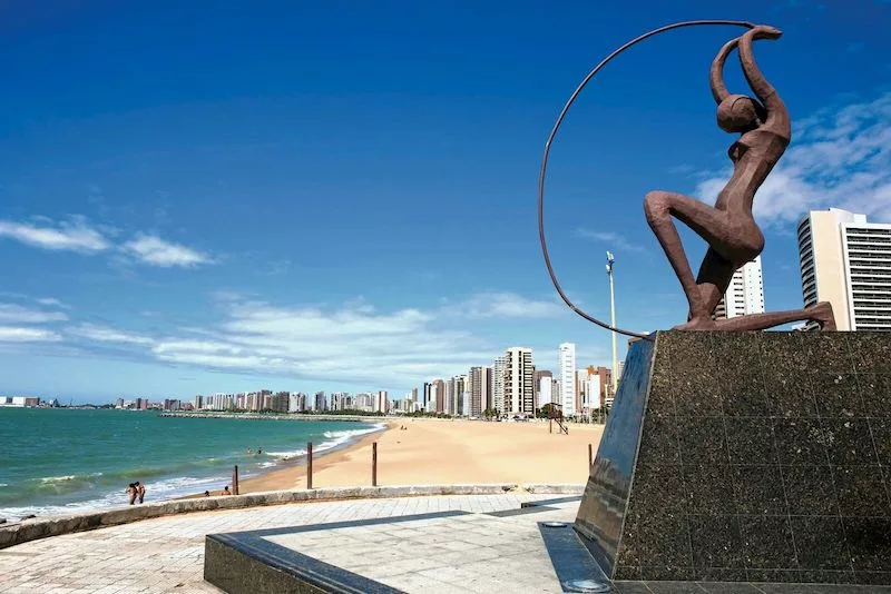 Orla de Fortaleza com mar, praia e prédios ao entardecer Orla de Fortaleza com mar, praia e prédios ao entardecer