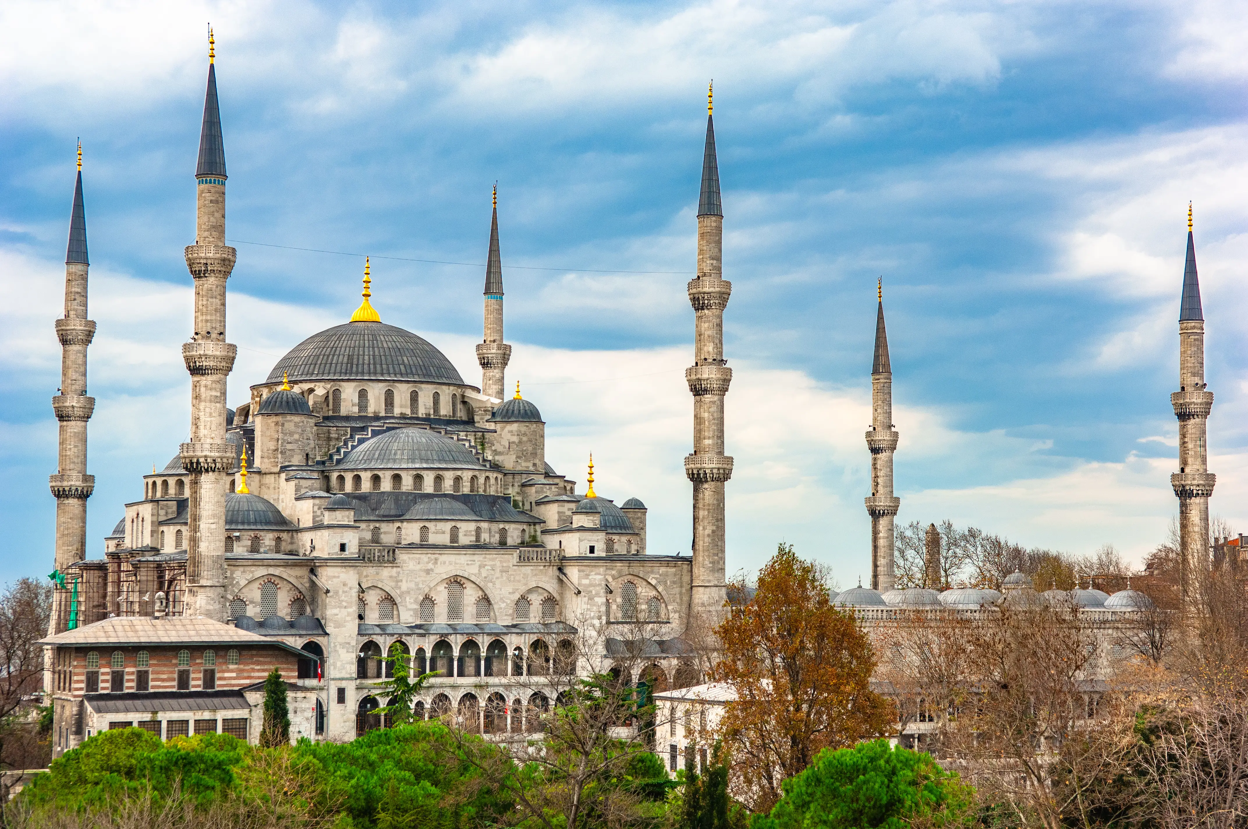Vista panorâmica de Istambul com o Bósforo e mesquitas históricas ao fundo Vista panorâmica de Istambul com o Bósforo e mesquitas históricas ao fundo