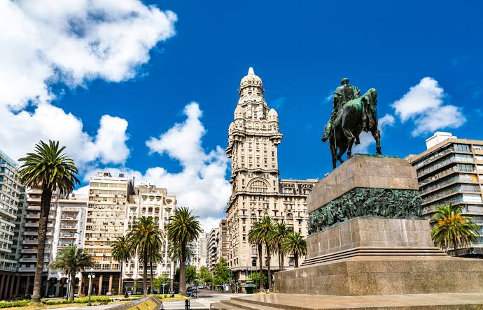 Plaza Independencia em Montevidéu com estátua equestre e Palácio Salvo ao fundo
