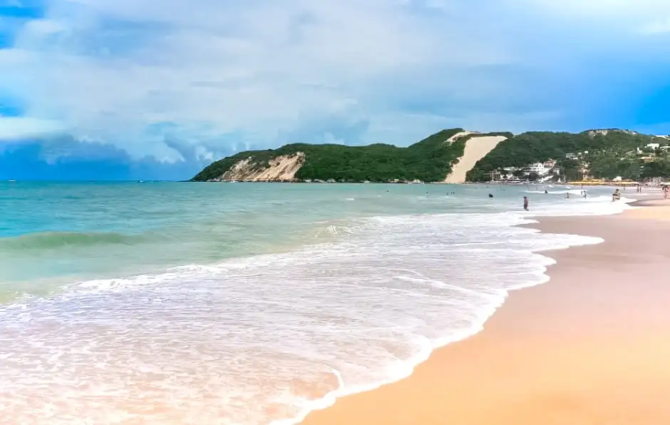 Orla urbana de Natal RN com praia, mar cristalino e prédios modernos