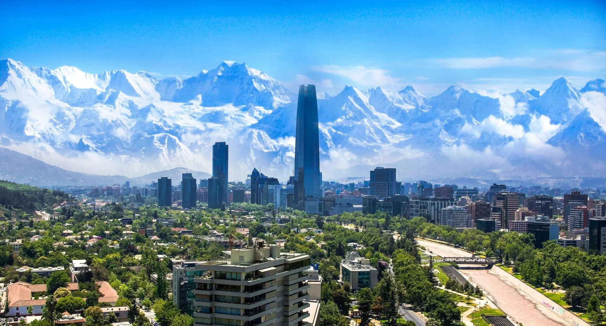 Vista panorâmica de Santiago do Chile com a cordilheira dos Andes ao fundo e arranha-céus modernos