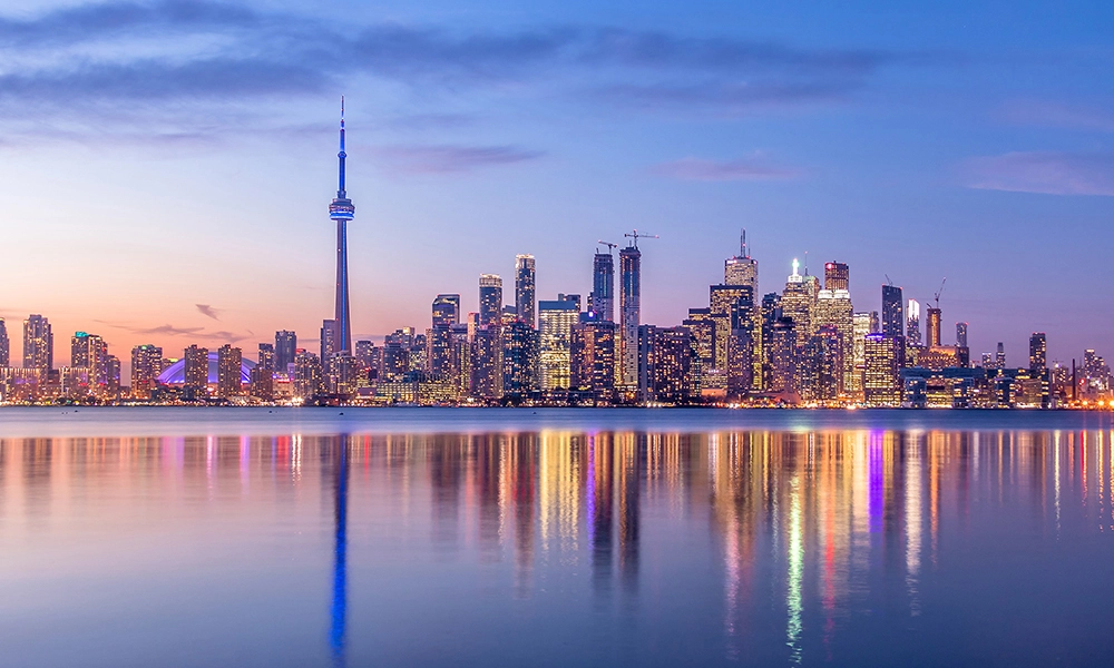 Vista panorâmica dos arranha-céus de Toronto ao entardecer