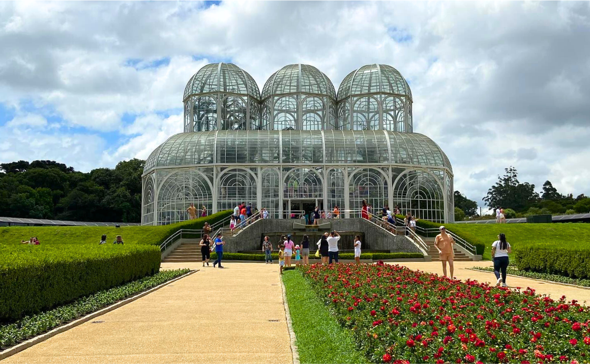 Vista icônica do Jardim Botânico de Curitiba com sua estufa de vidro