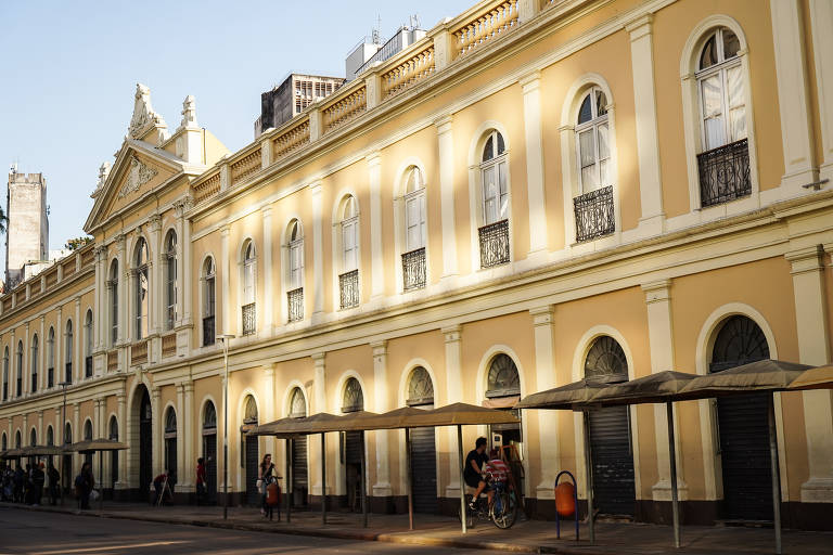 Vista do centro histórico de Porto Alegre com arquitetura colonial iluminada