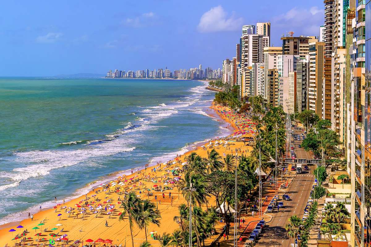 Vista aérea da orla de Boa Viagem em Recife com seus arranha-céus e praia