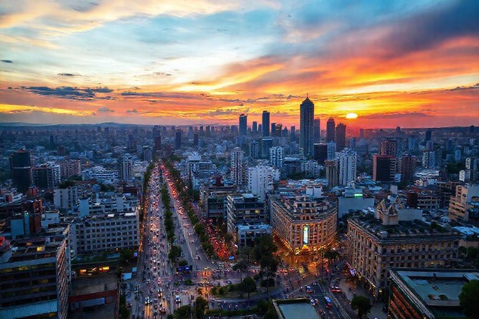 Pôr do sol na cidade de São Paulo com arquitetura diversificada