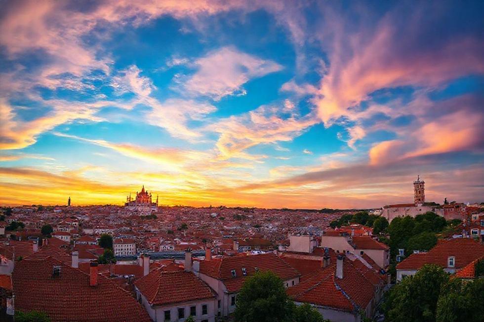 Vista panorâmica de Lisboa durante o pôr do sol.
