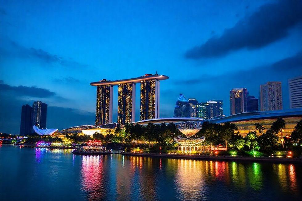 Marina Bay em Singapura iluminada durante o anoitecer.