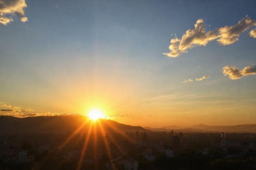 Pôr do sol iluminando a cidade de Belo Horizonte.