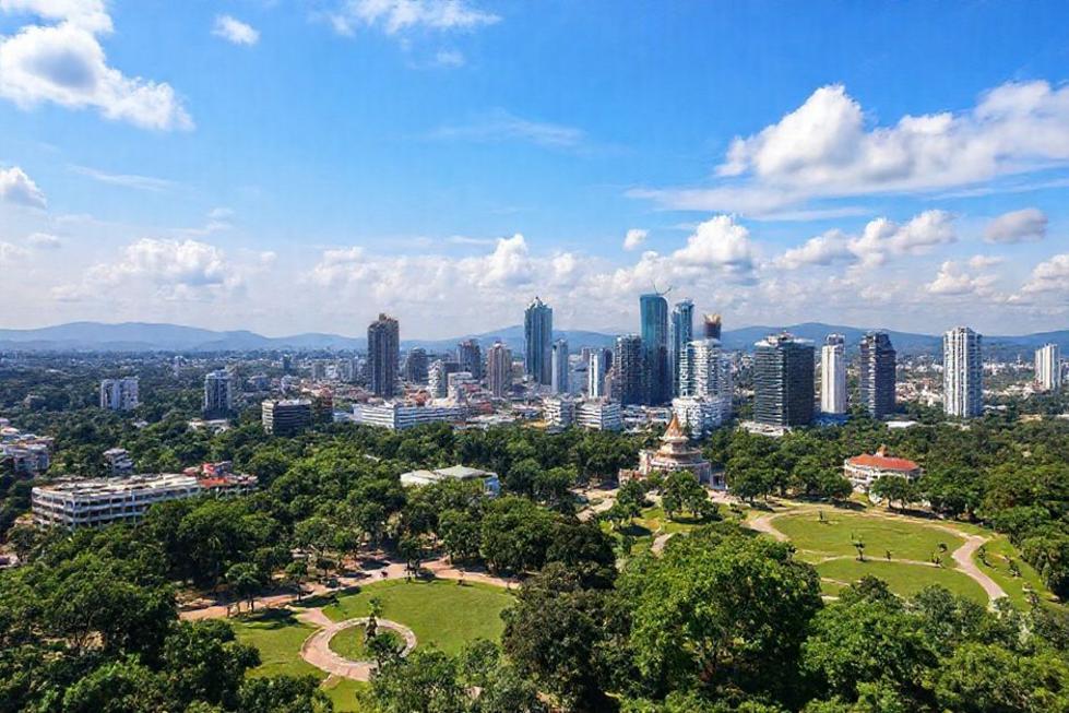 Panorama do horizonte de Belo Horizonte com prédios modernos e áreas verdes.