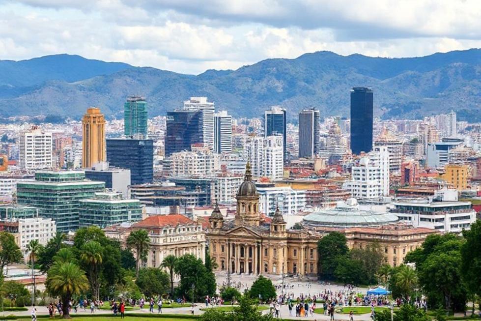 Paisagem urbana vibrante de Bogotá com pessoas envolvidas em várias atividades.