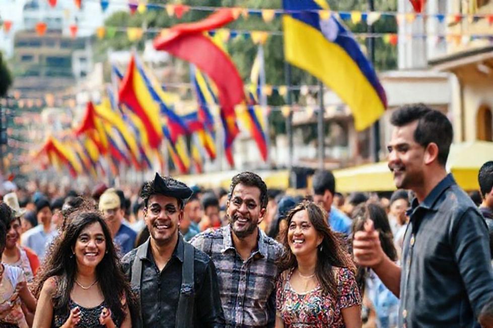 Cenário de um festival em Bogotá com pessoas se divertindo e se envolvendo na cultura local.