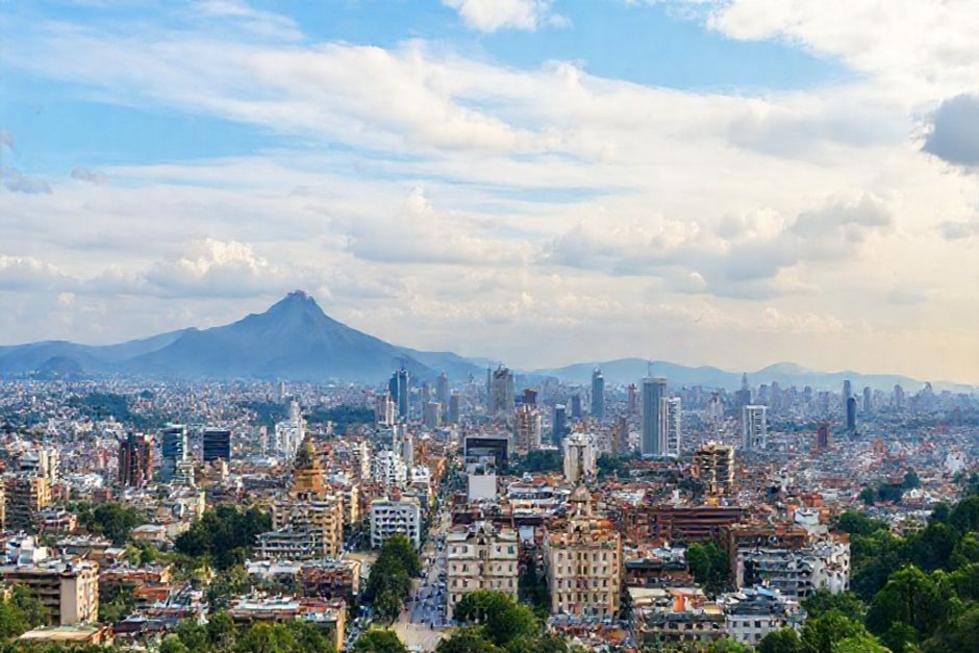 Panorama de Bogotá com montanhas ao fundo e arquitetura vibrante.
