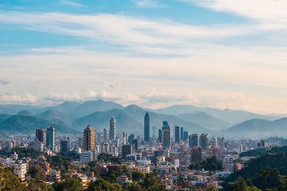 Vista panorâmica da cidade de Bogotá, com as montanhas Andes ao fundo.