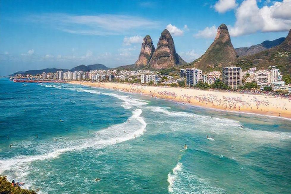 Praia de Copacabana com turistas aproveitando o verão carioca.