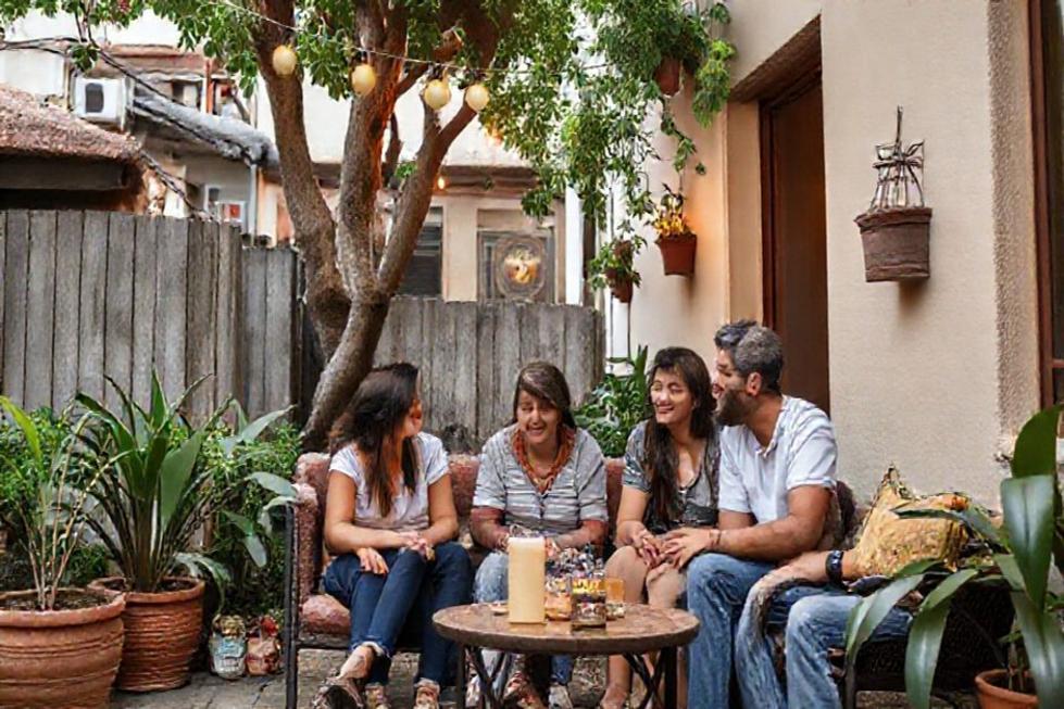 Casais e famílias se divertindo em um bairro acolhedor de Bogotá.
