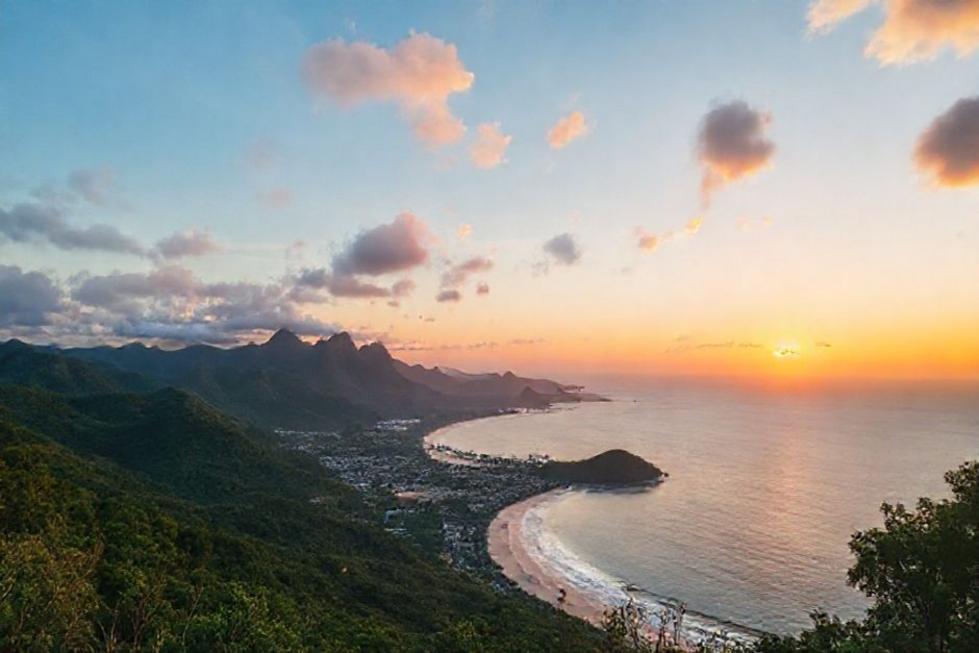Vista deslumbrante de Florianópolis ao pôr do sol, ideal para casais.
