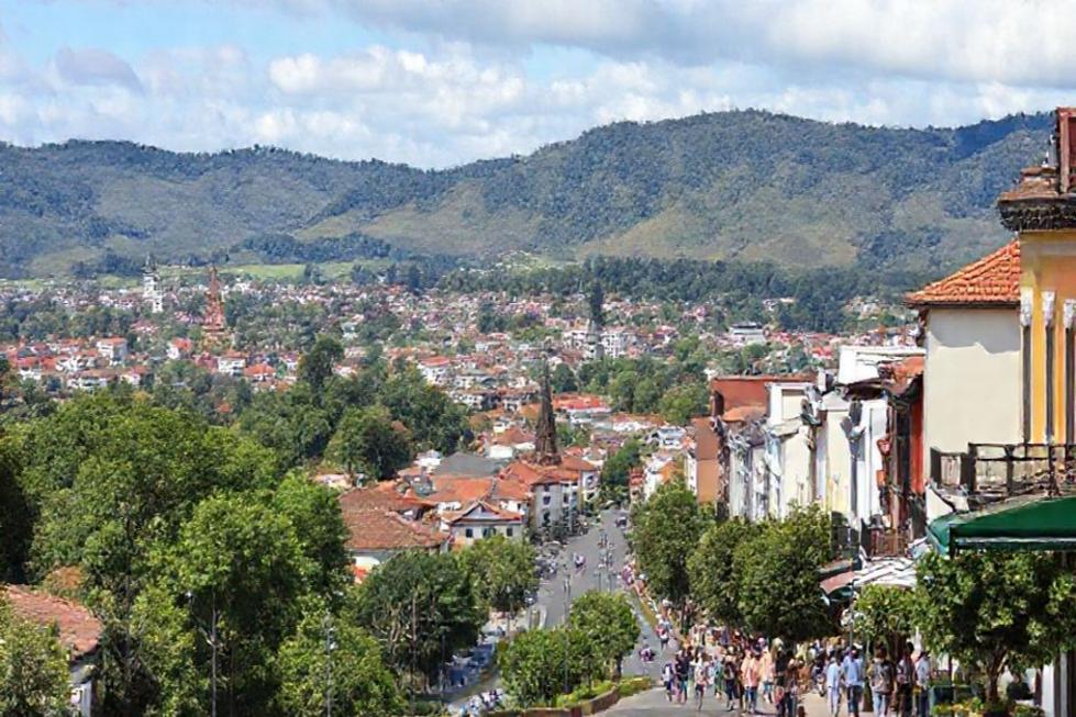 Paisagem encantadora de Gramado com turistas explorando a cidade.