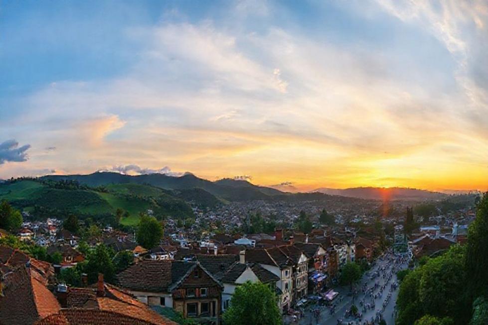 Visão panorâmica de Gramado durante o pôr do sol.