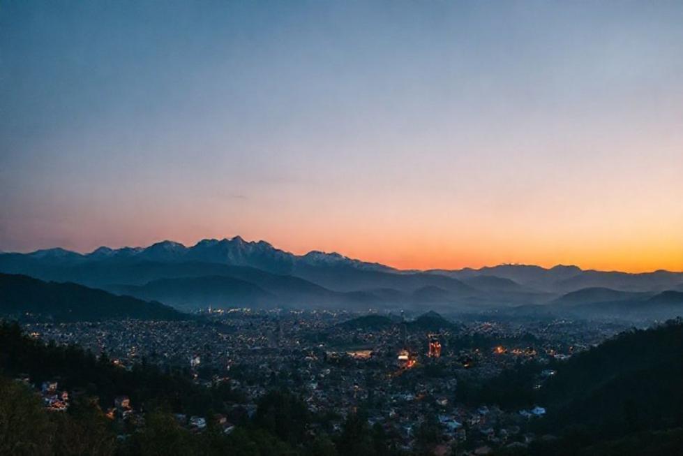 Vista romântica de Gramado ao entardecer com iluminação encantadora.