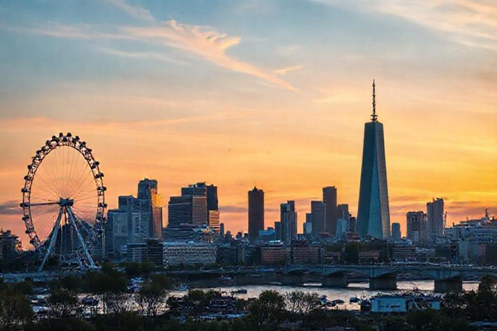 Horizonte de Londres ao pôr do sol com marcos famosos.