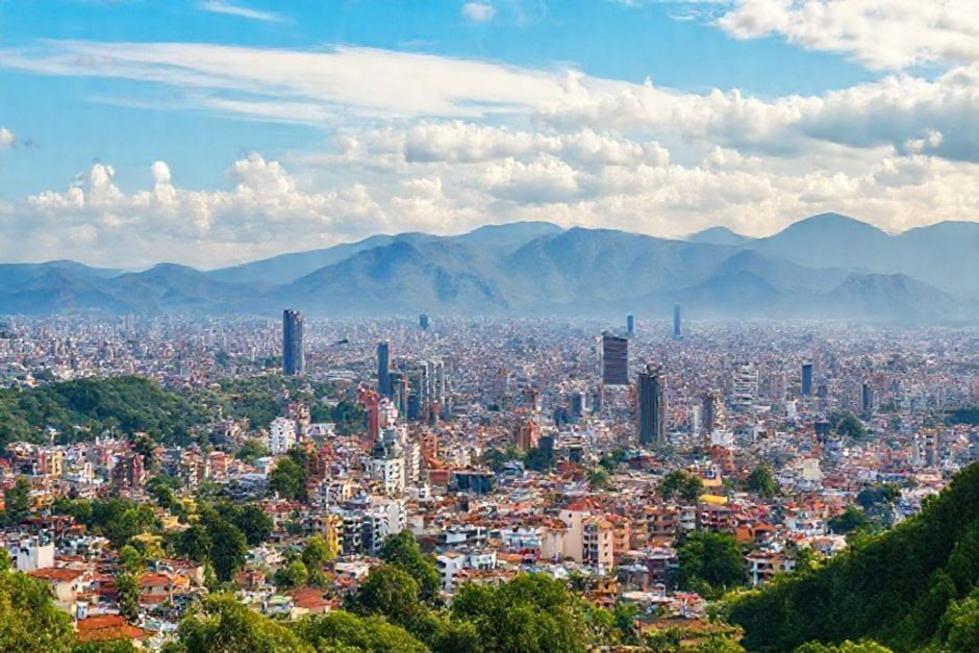 Uma vista panorâmica de Bogotá, enfatizando os bairros e as montanhas ao fundo.
