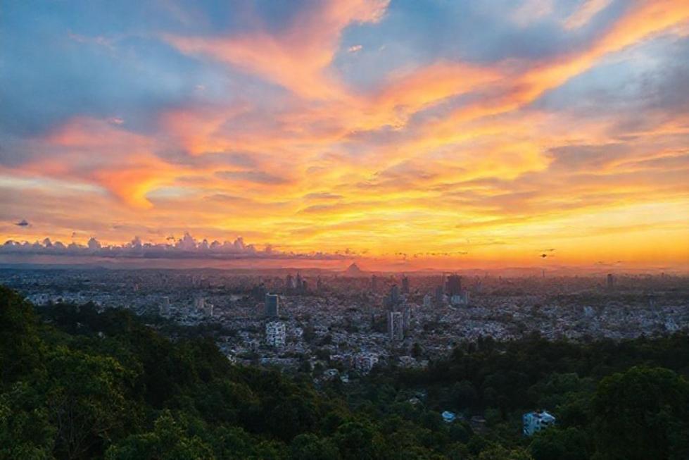 Vista panorâmica do pôr do sol em Belo Horizonte, mostrando a mistura de natureza e urbanidade.