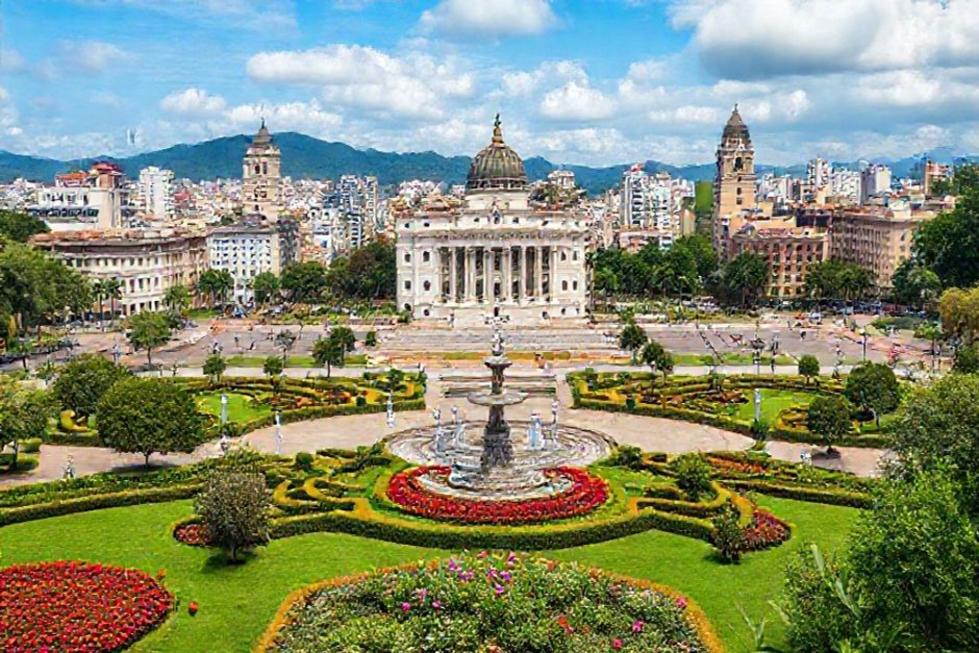 Jardins e arquitetura da Praça da Liberdade em Belo Horizonte.