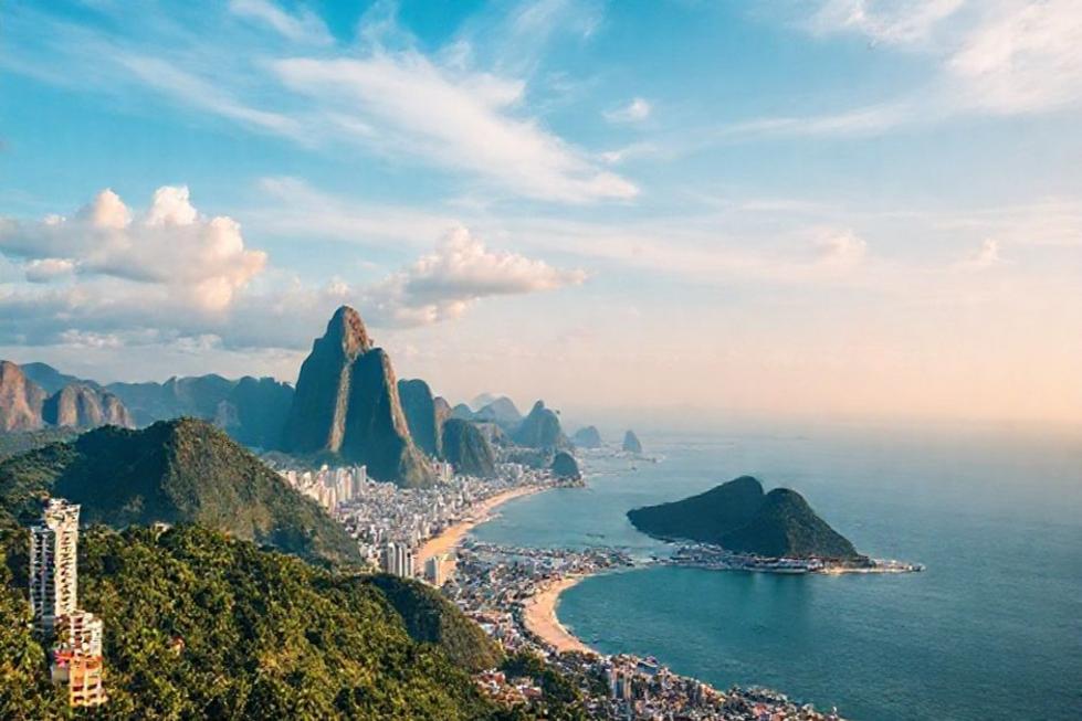 Imagem que captura a beleza do Rio de Janeiro, com praias e montanhas.