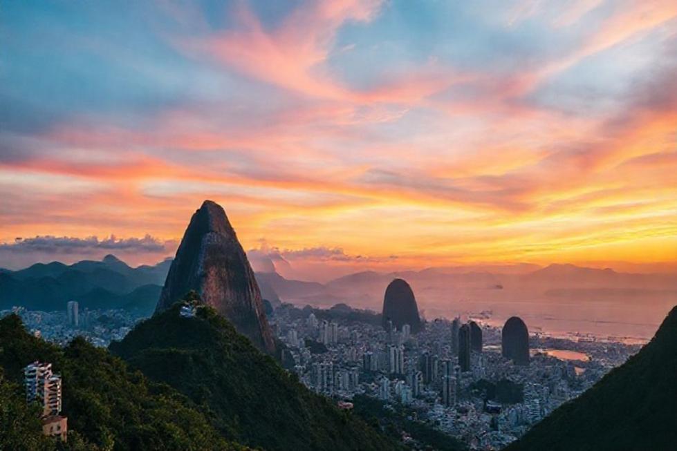 Pôr do sol sobre o horizonte do Rio de Janeiro