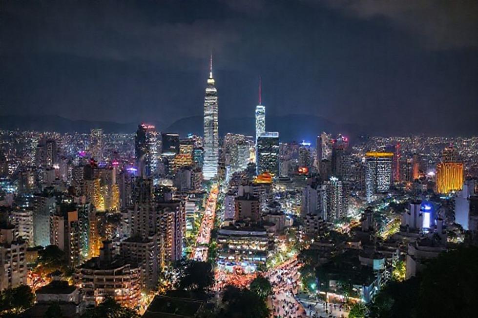 Vista noturna de São Paulo com luzes coloridas e ruas movimentadas