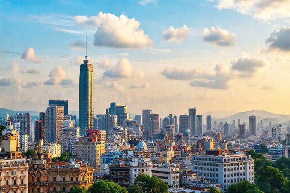 Horizonte de São Paulo com edifícios modernos e históricos.