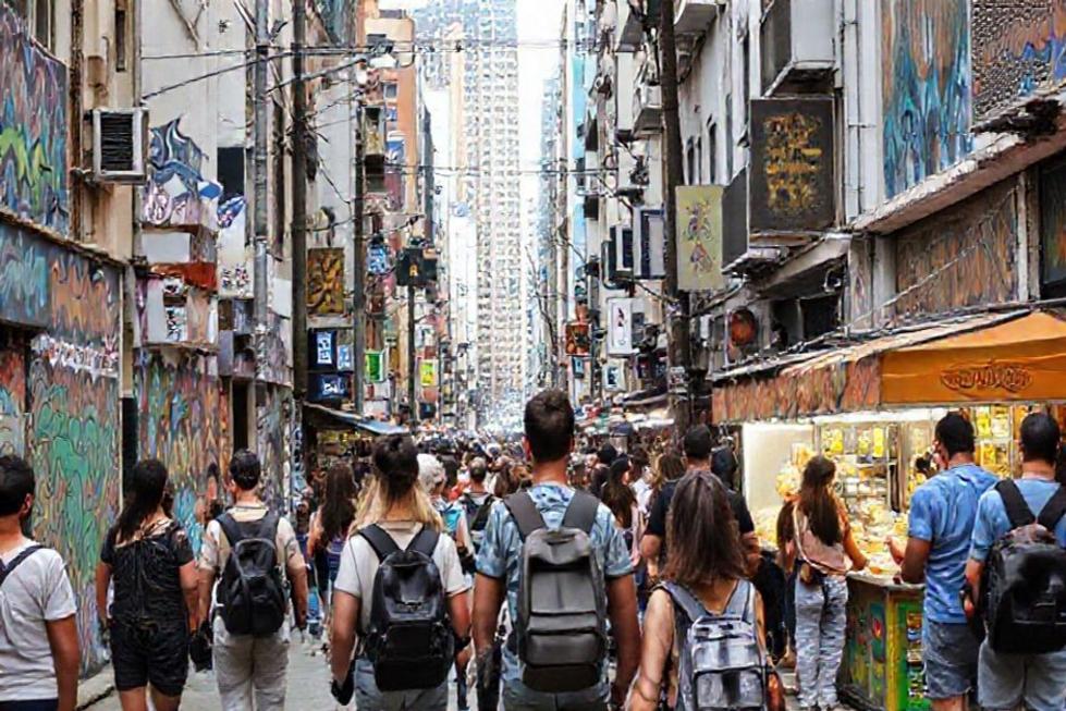 Turistas explorando as ruas de São Paulo, absorvendo a cultura e a energia da cidade.