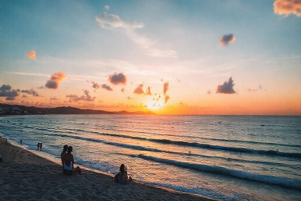 Vista de praias deslumbrantes de Florianópolis ao pôr do sol, símbolo do romance.
