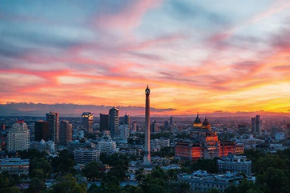 Vista panorâmica de Buenos Aires ao pôr do sol, com destaque para seus marcos mais famosos.