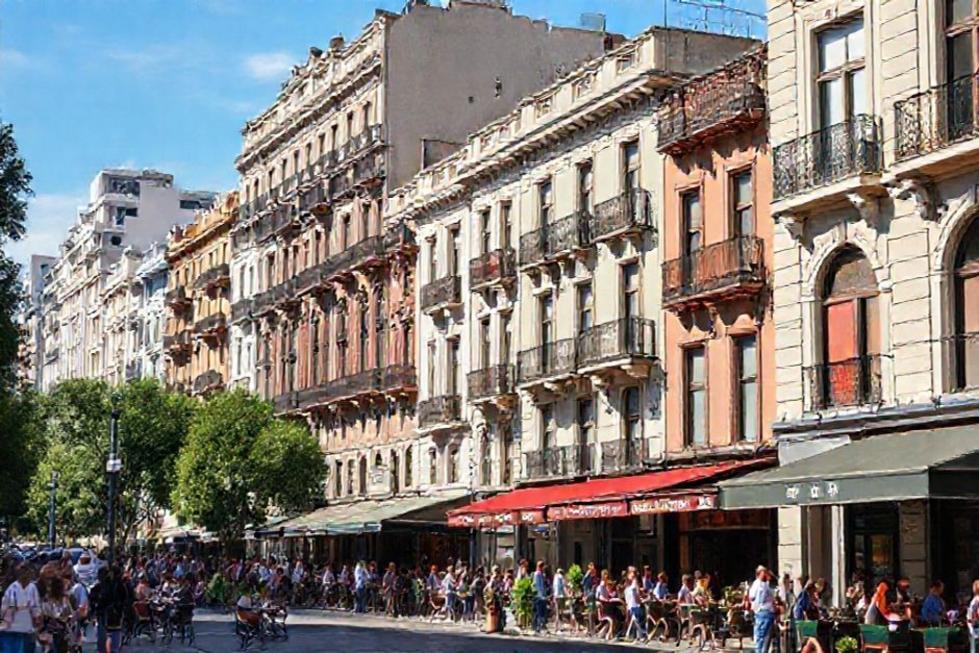Cena de rua em Buenos Aires mostrando a cultura e a vida local.