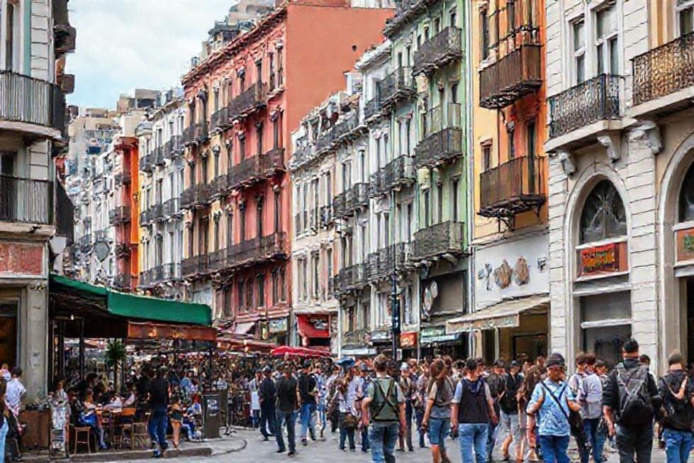 Cena de rua vibrante em Buenos Aires, mostrando a diversidade cultural da cidade.