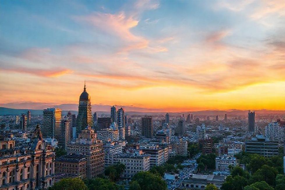 Imagem de Buenos Aires ao pôr do sol, representando a beleza da cidade.