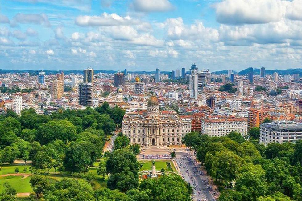 Vista panorâmica da cidade de Curitiba, mostrando seus pontos turísticos e infraestrutura.