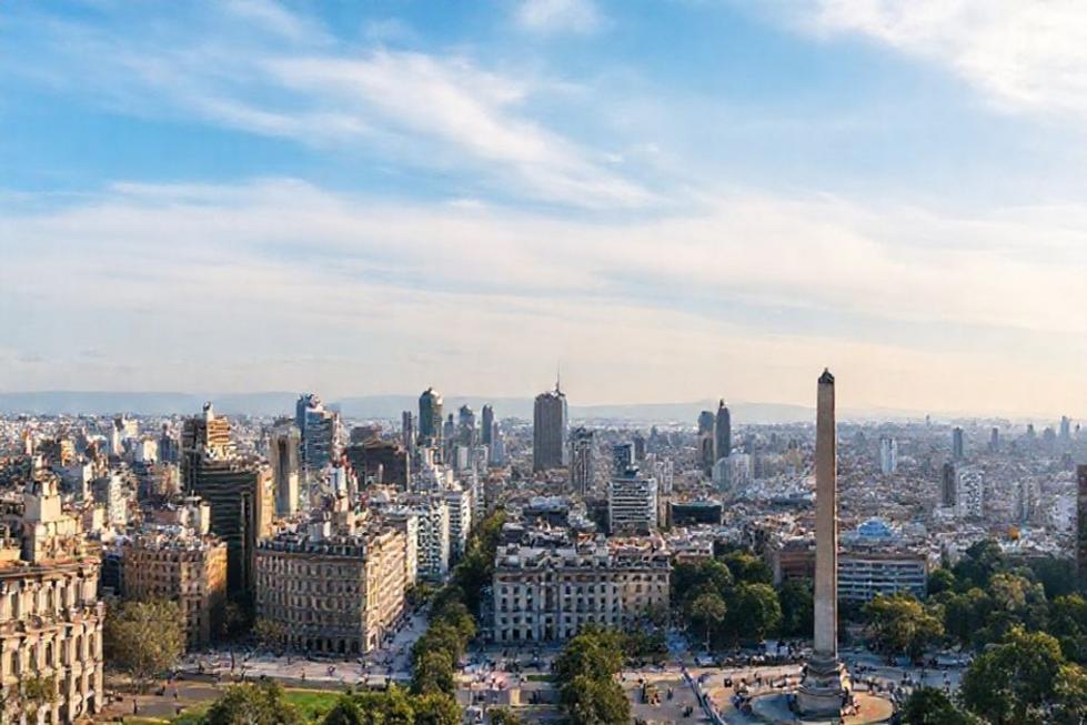 Vista aérea de Buenos Aires, destacando sua arquitetura e movimento urbano.