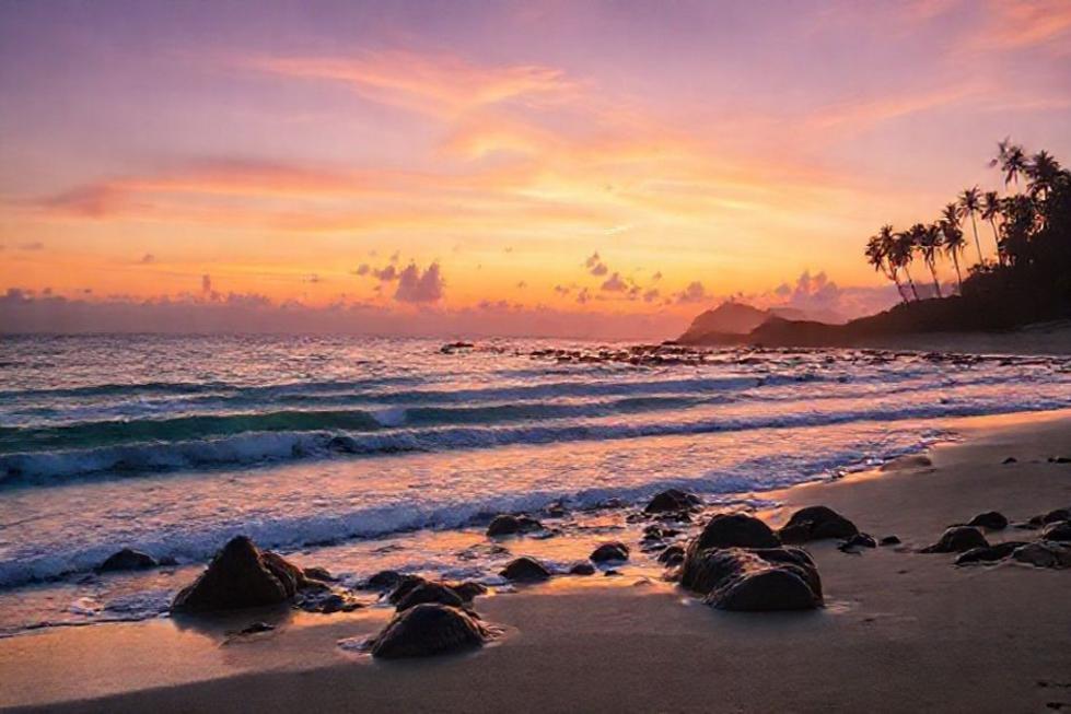 Praia de Florianópolis ao pôr do sol, ideal para um fim de semana romântico.