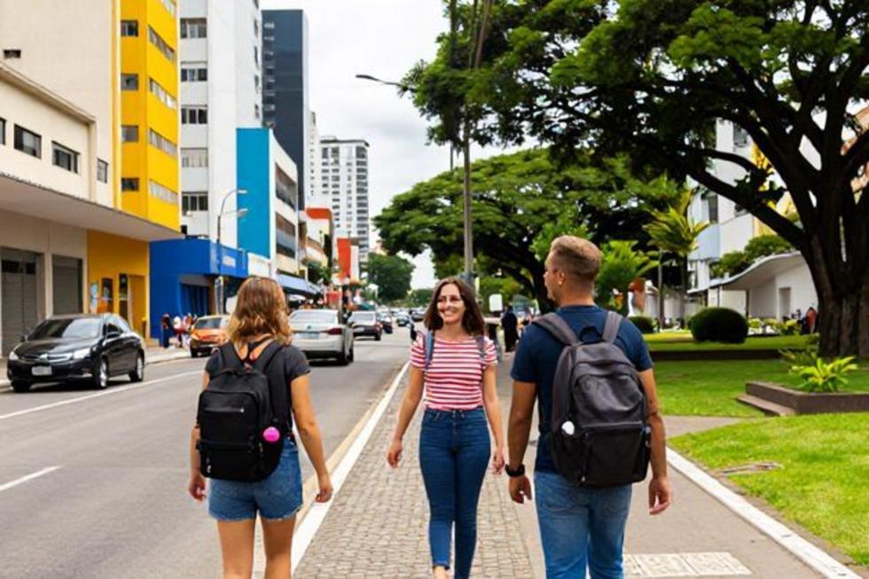 Cena de uma rua alegre em Curitiba, com viajantes felizes explorando a cidade e suas cores vibrantes.